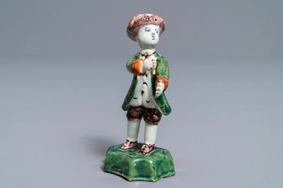 Une figure d'un garçon au chapeau en faïence de Delft polychrome, 18ème
