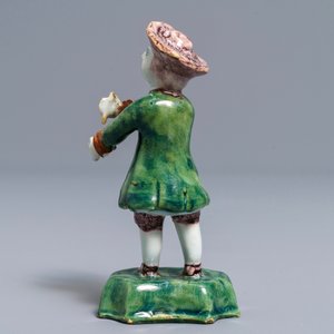 Une figure d'un garçon au chapeau en faïence de Delft polychrome, 18ème — photo 4