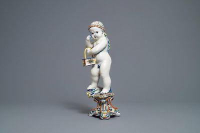 Une figure d'un garçon ou allégorie de l'hiver en faïence de Delft polychrome, 18ème