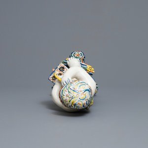 Une figure d'un garçon ou allégorie de l'hiver en faïence de Delft polychrome, 18ème — photo 7