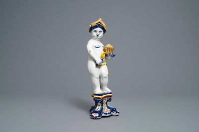 Une figure d'un garçon ou allégorie du printemps en faïence de Delft polychrome, 18ème