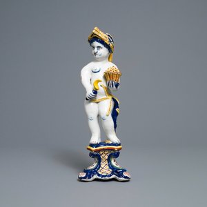 Une figure d'un garçon ou allégorie du printemps en faïence de Delft polychrome, 18ème — photo 2