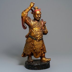 Une figure d'un gardien en bois sculpté et doré, Chine, 17/18ème — photo 1