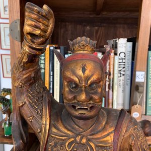Une figure d'un gardien en bois sculpté et doré, Chine, 17/18ème — photo 12