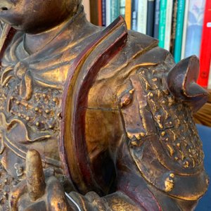 Une figure d'un gardien en bois sculpté et doré, Chine, 17/18ème — photo 13