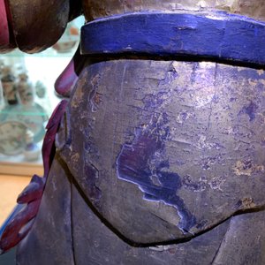 Une figure d'un gardien en bois sculpté et doré, Chine, 17/18ème — photo 15
