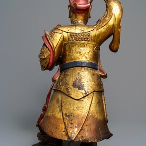 Une figure d'un gardien en bois sculpté et doré, Chine, 17/18ème — photo 4