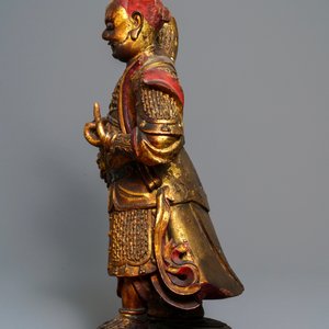Une figure d'un gardien en bois sculpté et doré, Chine, 17/18ème — photo 5