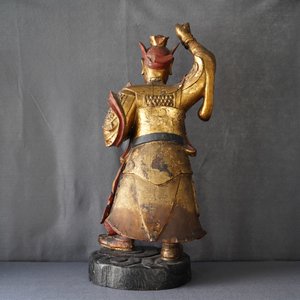 Une figure d'un gardien en bois sculpté et doré, Chine, 17/18ème — photo 10