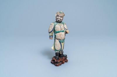 Une figure d'un Guandi en biscuit émaillé verte, Chine, Kangxi