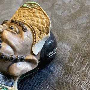 Une figure d'un Guandi en biscuit émaillé verte, Chine, Kangxi — photo 11
