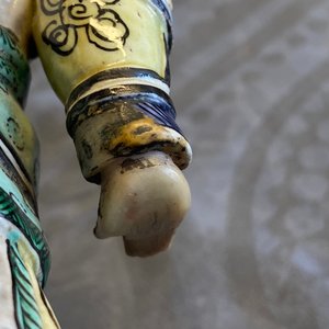 Une figure d'un Guandi en biscuit émaillé verte, Chine, Kangxi — photo 16