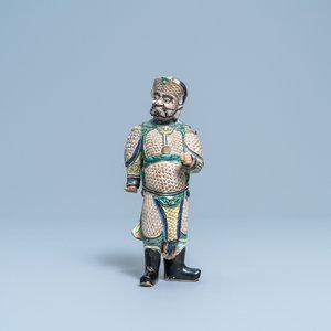 Une figure d'un Guandi en biscuit émaillé verte, Chine, Kangxi — photo 2