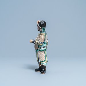 Une figure d'un Guandi en biscuit émaillé verte, Chine, Kangxi — photo 3