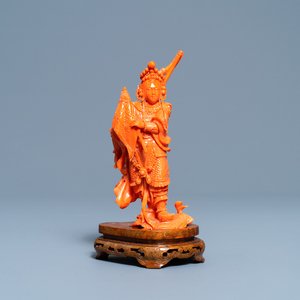 Une figure d'un guerrier au drapeau en corail rouge sculpté, Chine, 19/20ème — photo 1