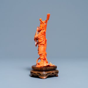 Une figure d'un guerrier au drapeau en corail rouge sculpté, Chine, 19/20ème — photo 2
