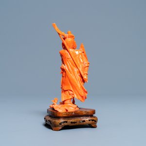 Une figure d'un guerrier au drapeau en corail rouge sculpté, Chine, 19/20ème — photo 3