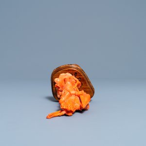 Une figure d'un guerrier au drapeau en corail rouge sculpté, Chine, 19/20ème — photo 5