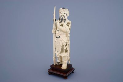 Une figure d'un guerrier en ivoire sculpté sur socle, Chine, fin du 19ème