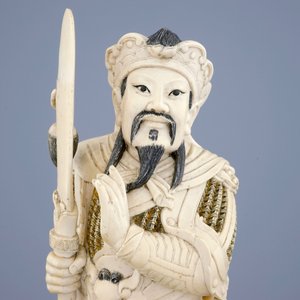 Une figure d'un guerrier en ivoire sculpté sur socle, Chine, fin du 19ème — photo 7