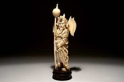 Une figure d'un guerrier en ivoire sur socle sculpté, Chine, fin du 19ème