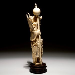 Une figure d'un guerrier en ivoire sur socle sculpté, Chine, fin du 19ème — photo 3