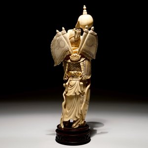 Une figure d'un guerrier en ivoire sur socle sculpté, Chine, fin du 19ème — photo 4