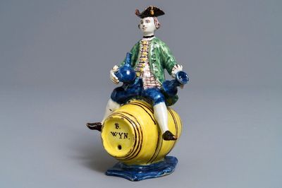 Une figure d'un homme sur tonneau en faïence de Delft polychrome, 18ème