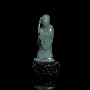 Une figure d'un immortel en jade céladon sur socle en bois, Qing — photo 1