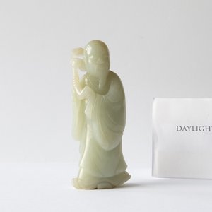 Une figure d'un immortel en jade céladon sur socle en bois, Qing — photo 11