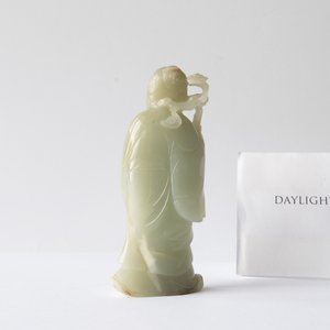 Une figure d'un immortel en jade céladon sur socle en bois, Qing — photo 12