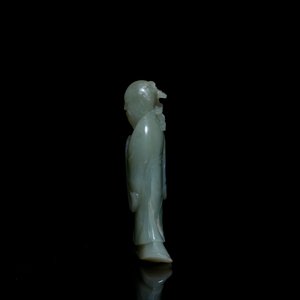 Une figure d'un immortel en jade céladon sur socle en bois, Qing — photo 4