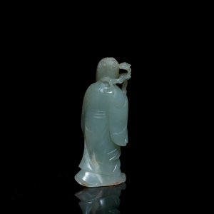 Une figure d'un immortel en jade céladon sur socle en bois, Qing — photo 5