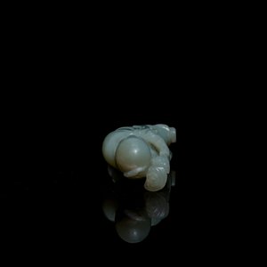 Une figure d'un immortel en jade céladon sur socle en bois, Qing — photo 7