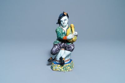 Une figure d'un joueur de cornemuse en faïence de Delft polychrome, 18ème