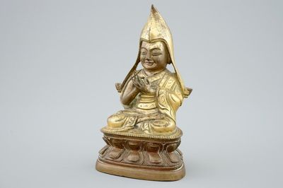 Une figure d'un Lama assis sur un double trône de lotus en bronze doré sino-tibetan, 19ème