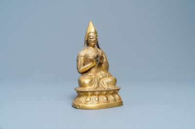 Une figure d'un Lama en bronze doré, Sino-Tibet, Ming