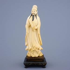 Une figure d'un lettré au rouleau en ivoire sur socle sculpté, Chine, fin du 19ème — photo 2