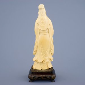 Une figure d'un lettré au rouleau en ivoire sur socle sculpté, Chine, fin du 19ème — photo 4