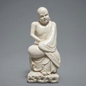 Une figure d'un Luohan en porcelaine blanc de Chine de Dehua, 19ème — photo 1