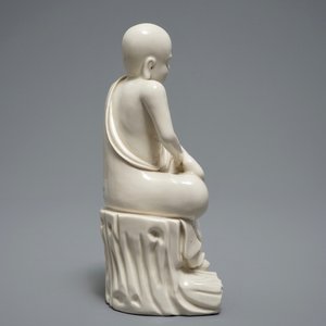 Une figure d'un Luohan en porcelaine blanc de Chine de Dehua, 19ème — photo 2