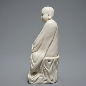 Une figure d'un Luohan en porcelaine blanc de Chine de Dehua, 19ème — photo 4