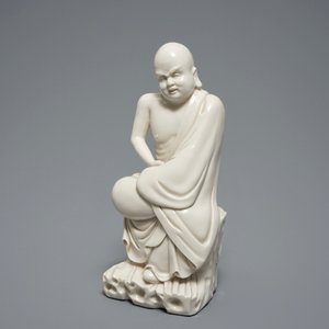 Une figure d'un Luohan en porcelaine blanc de Chine de Dehua, 19ème — photo 8
