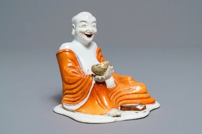 Une figure d'un Luohan en porcelaine de Chine rouge de fer, Qianlong