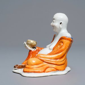 Une figure d'un Luohan en porcelaine de Chine rouge de fer, Qianlong — photo 3