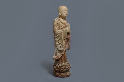 Une figure d'un moine bouddhiste en bois peint, Chine, 19ème