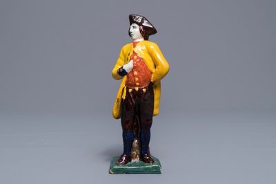 Une figure d'un noble en faïence polychrome de Delft, vers 1800