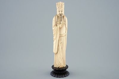 Une figure d'un sage avec une tasse sur socle en bois sculpté, 19ème