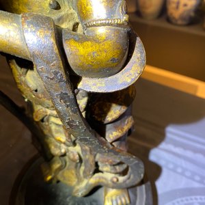 Une figure d'un servant en bronze doré et laqué, Chine, Ming — photo 17