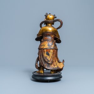 Une figure d'un servant en bronze doré et laqué, Chine, Ming — photo 4